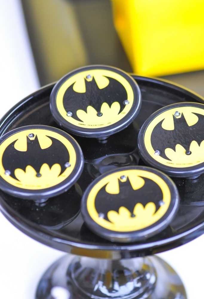 Use a marca do Batman como referência para personalizar os elementos decorativos da festa.
