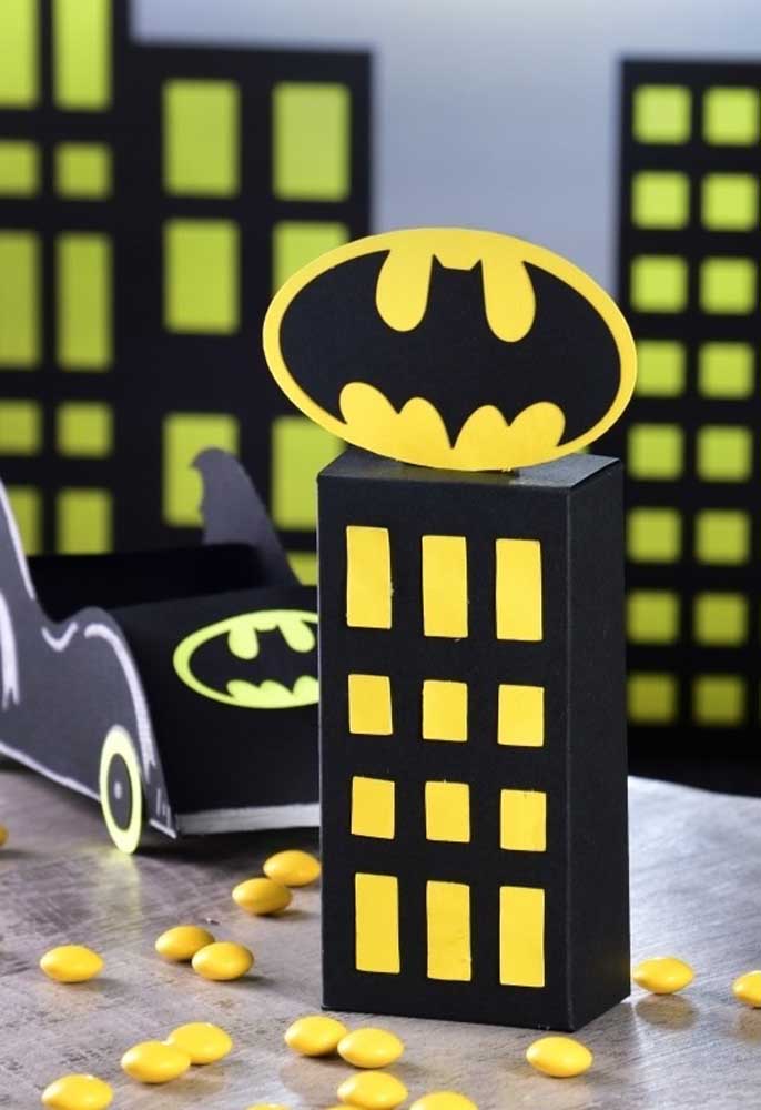 Se você deseja economizar na decoração de aniversário, pode usar papel para fazer a festa com o tema Batman.