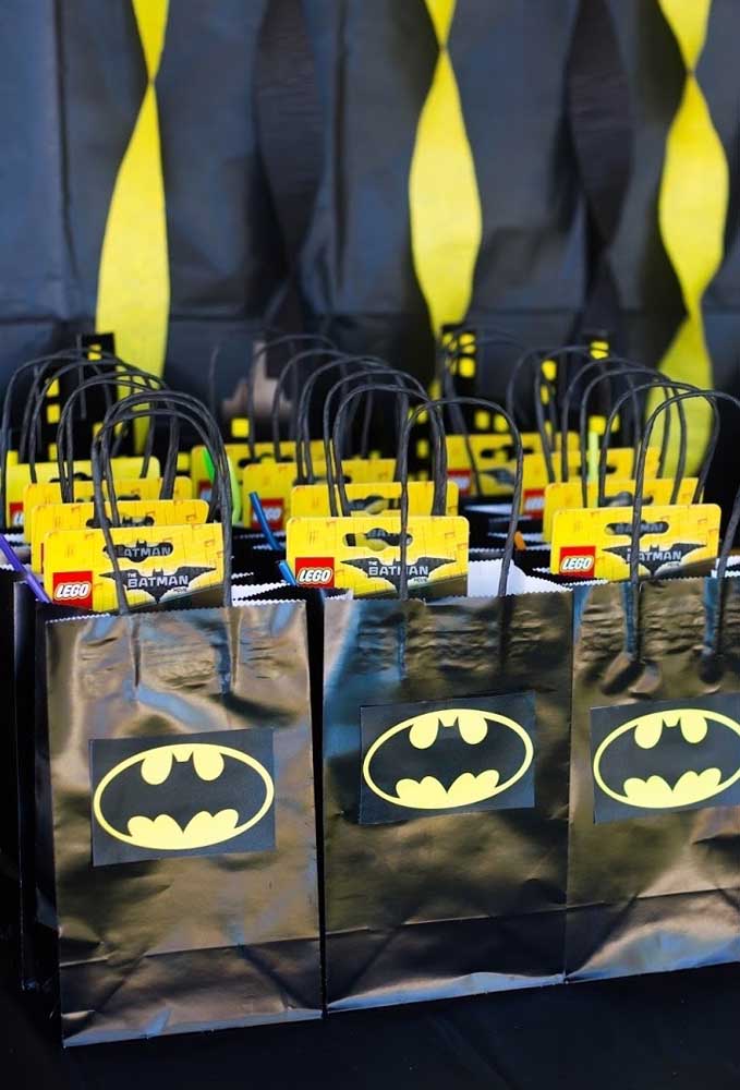 Uma opção econômica para usar como lembrancinha é comprar várias sacolas na cor preta. Depois é só colar o símbolo do homem morcego na frente.