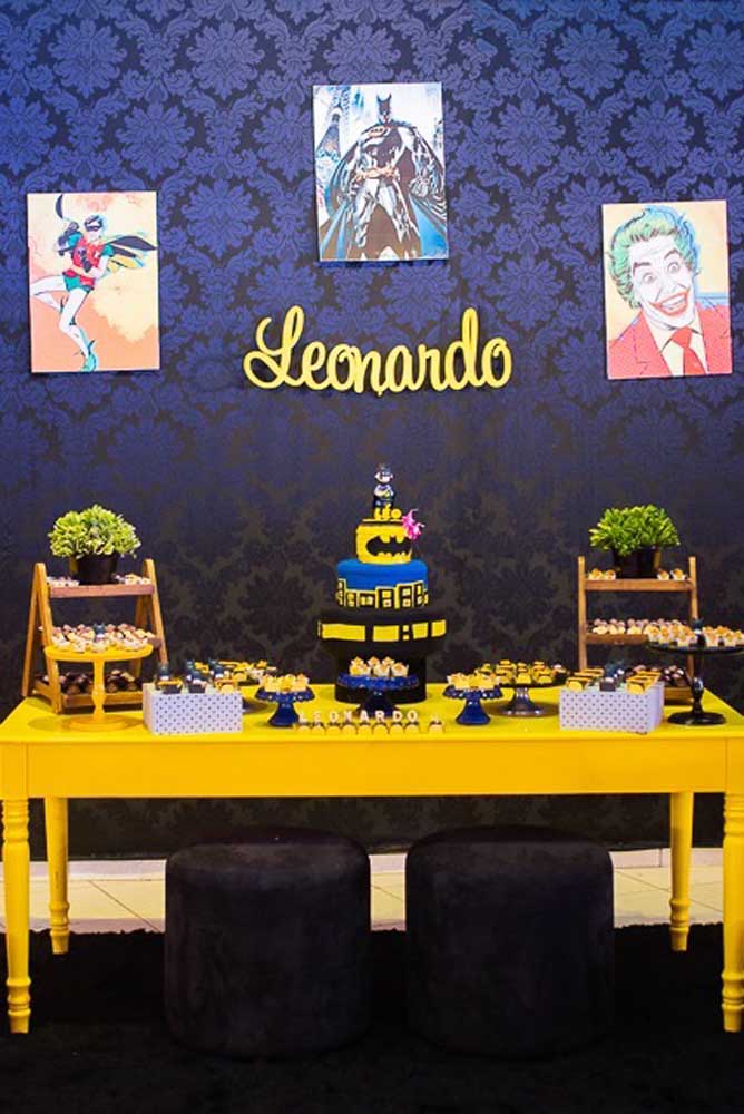 O que acha de fazer uma decoração totalmente dark para festejar o aniversário com o tema Batman? Apenas para destacar o ambiente, use uma mesa na cor amarela.