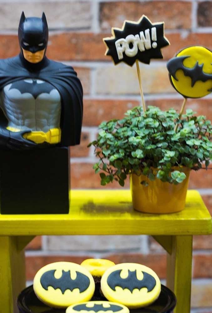 Use bonecos do Batman, o morcego e outros elementos que fazem referência ao personagem para decorar o aniversário com o tema.
