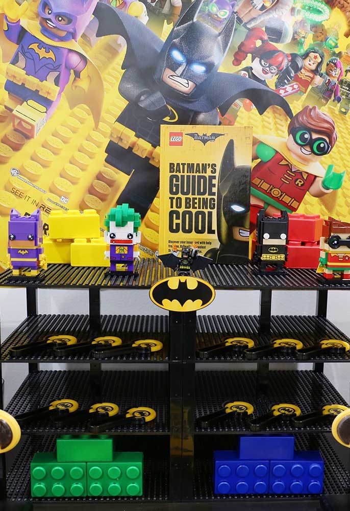Misture a decoração com itens que fazem referência ao Batman e do brinquedo Lego.