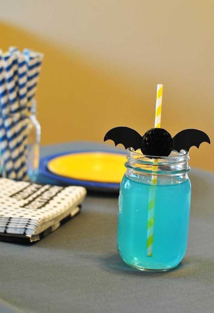 E na hora de servir as bebidas? A nova moda é usar potes transparentes. Para decorar use um pequeno morcego no canudo.