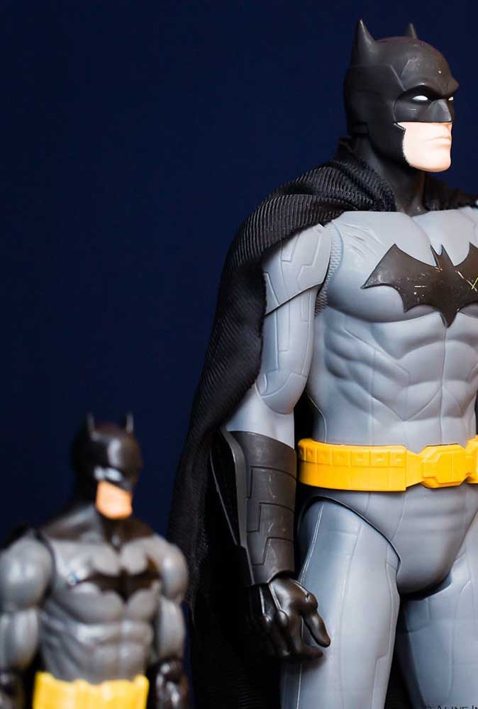 O boneco do Batman não pode faltar na decoração, já que ele chama bastante atenção.