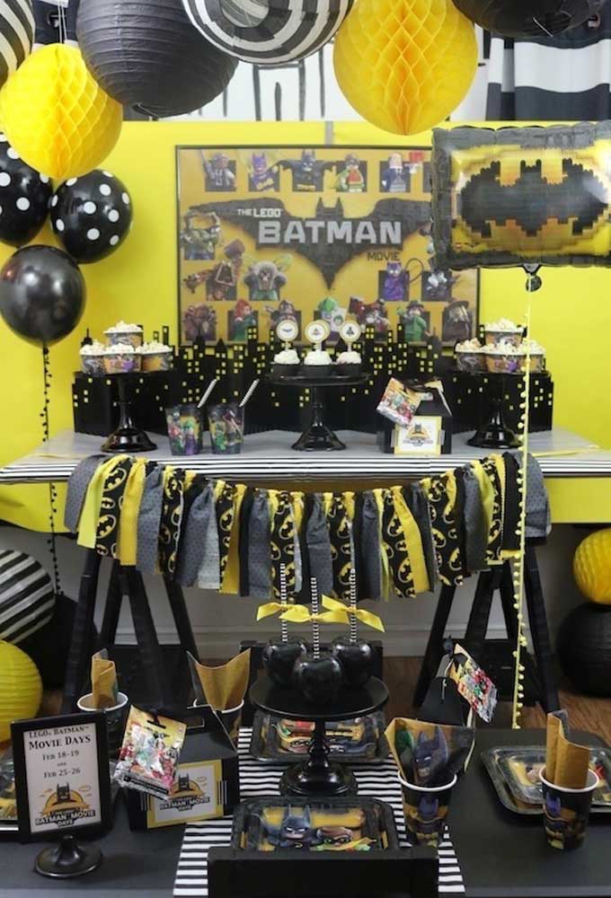 Que tal reproduzir Gotham City na mesa principal do aniversário? Para isso, use e abuse das cores preta e amarela para destacar todos os elementos da festa.