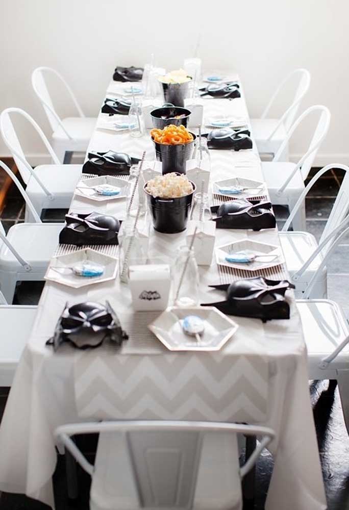 Se a festa de aniversário é só para poucos convidados, prepare uma mesa para servir as guloseimas.