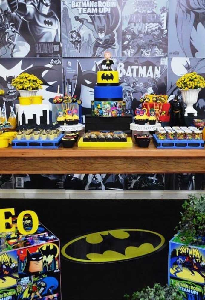 A festa do Batman também pode ter uma decoração bastante colorida. Para isso, capriche nos itens decorativos e nos doces.