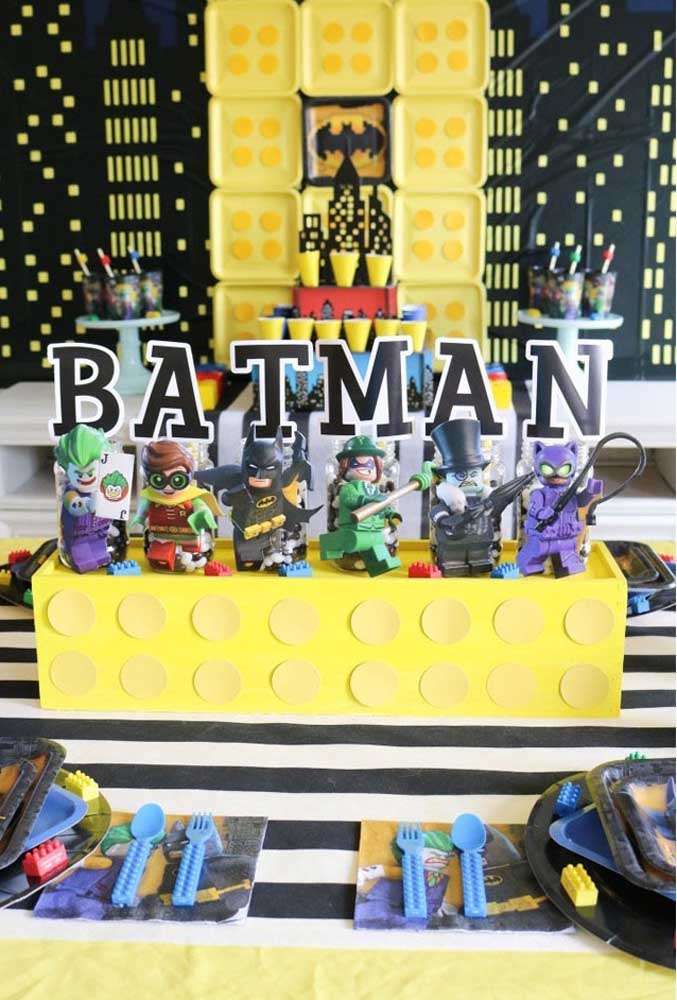 Fazer uma decoração com os brinquedos Lego e o Batman ao mesmo tempo é uma opção divertida.