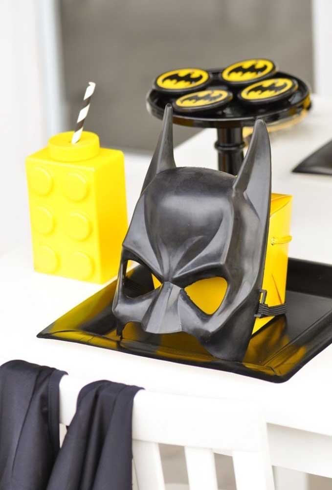 A máscara do Batman não pode faltar na decoração de aniversário.