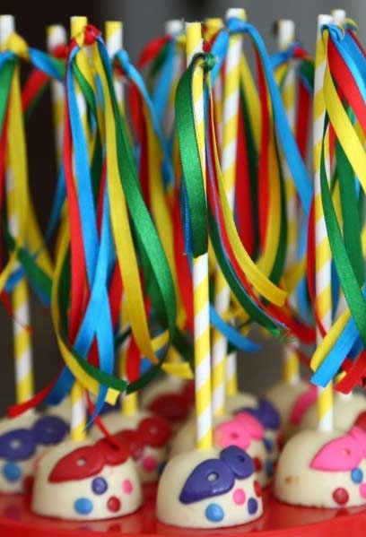 Enfeite cakepops com fitas coloridas
