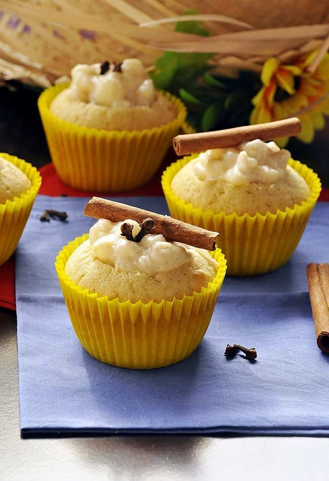 Cupcakes temáticos para festa junina com decoração cravo e panela