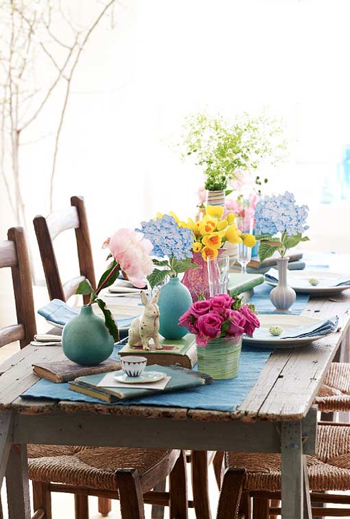 Arranjo de mesa cheio de cores e flores