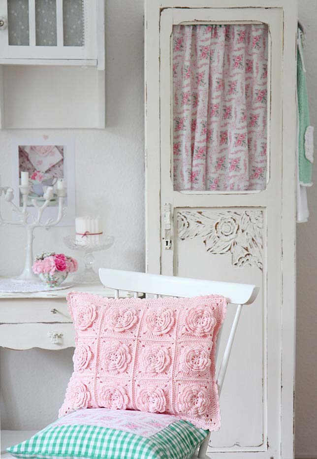 Almofada de crochê rosa com flores
