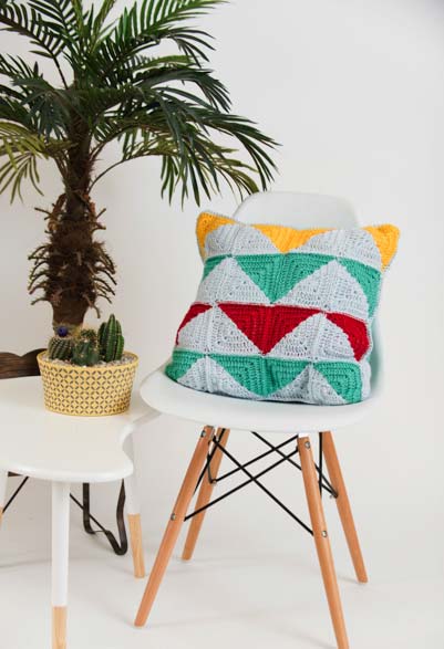 Almofada feita com squares de crochê