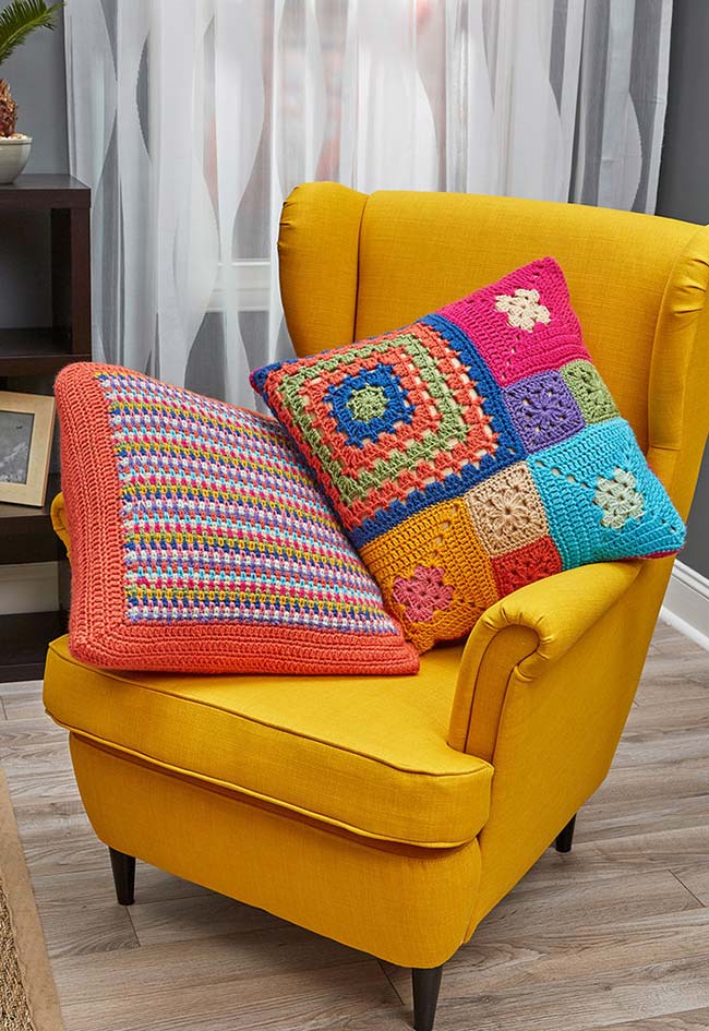Duas almofadas de crochê bem coloridas