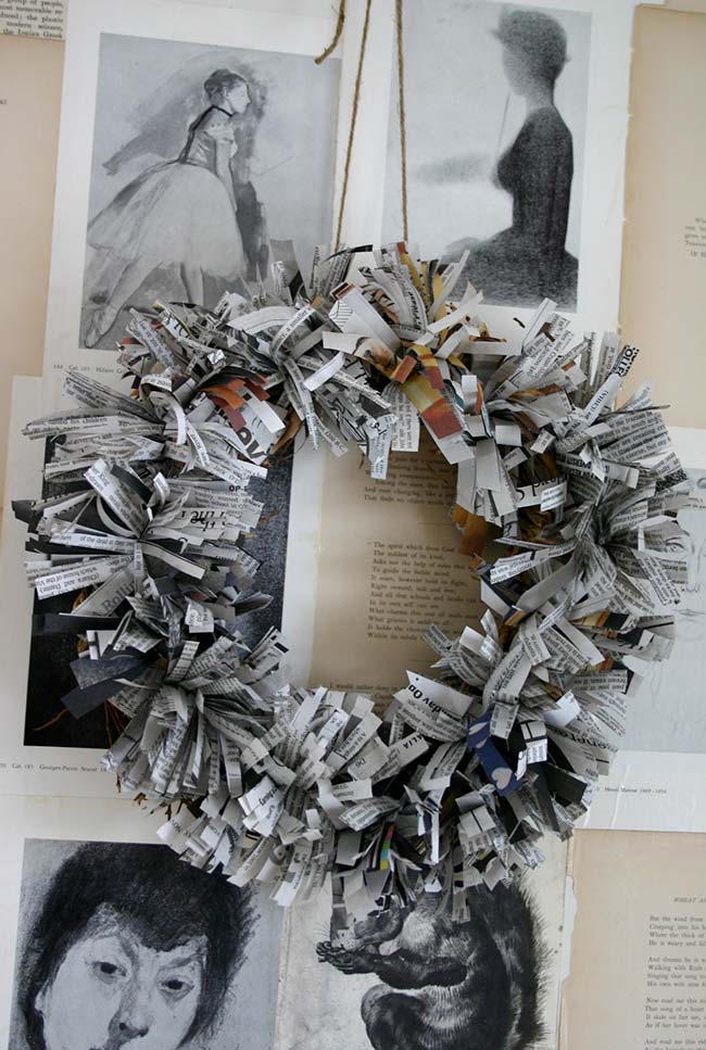 Guirlanda decorativa feita com tiras cortadas de jornal