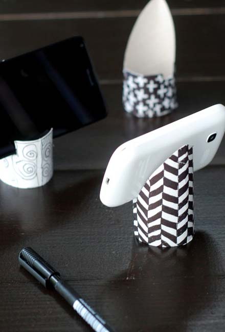 Porta-celular também: crie um apoio único para o seu celular com um rolo de papel-higiênico