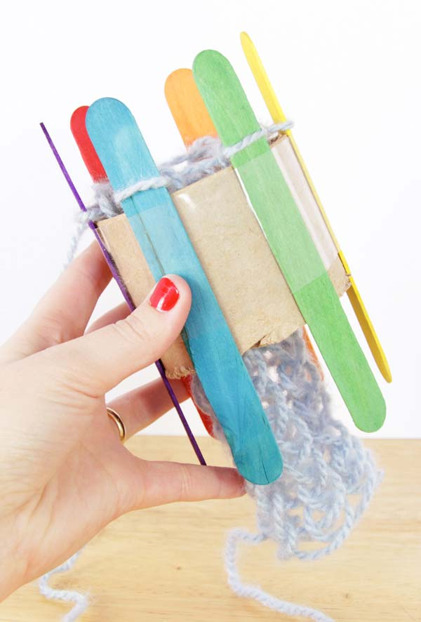 Maquininha de tricô artesanal com rolo de papel-higiênico
