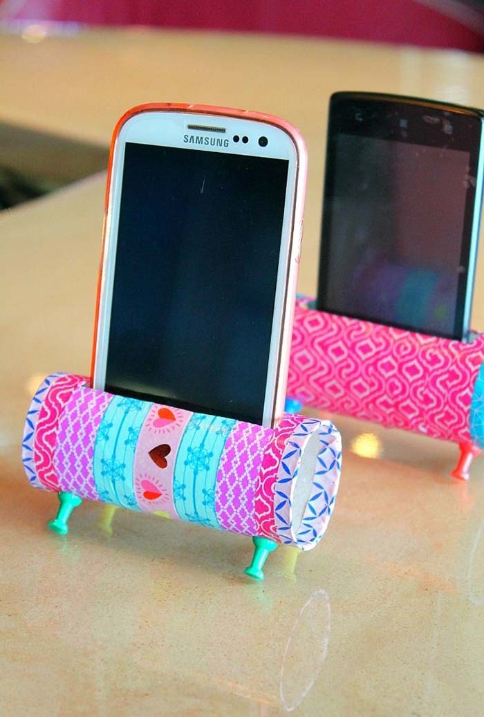 Mais uma ideia de suporte para celular de artesanato com rolo de papel higiênico