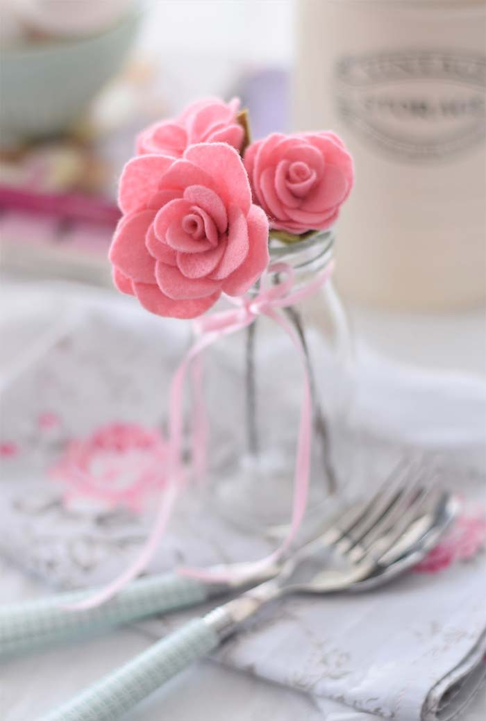 Artesanato em feltro: flores de feltro decorando a mesa