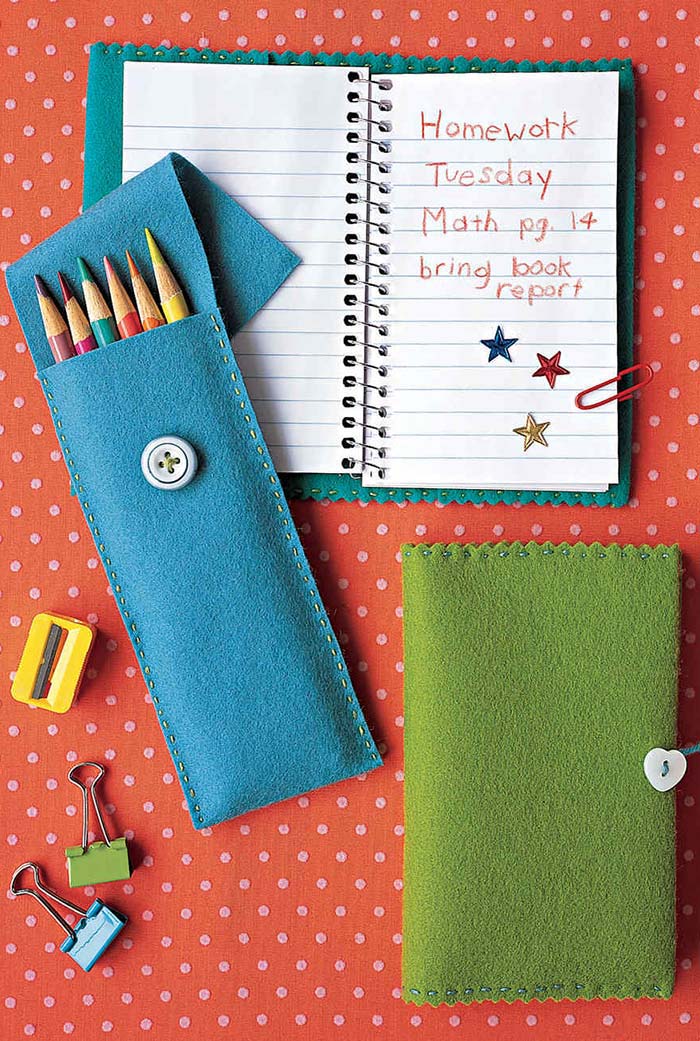Customize o material escolar do seu filho, fazendo estojo de feltro e encapando os cadernos com o material