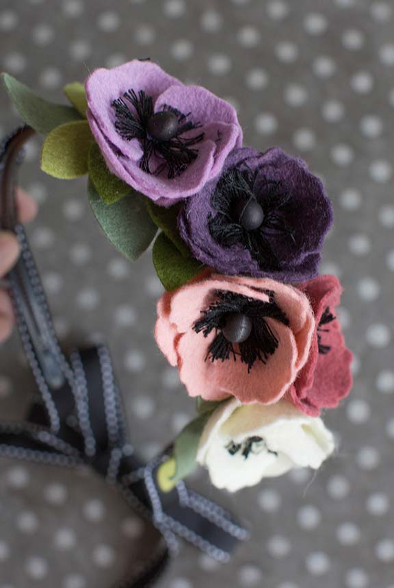Artesanato em feltro: alça da bolsa decorada com flores de feltro