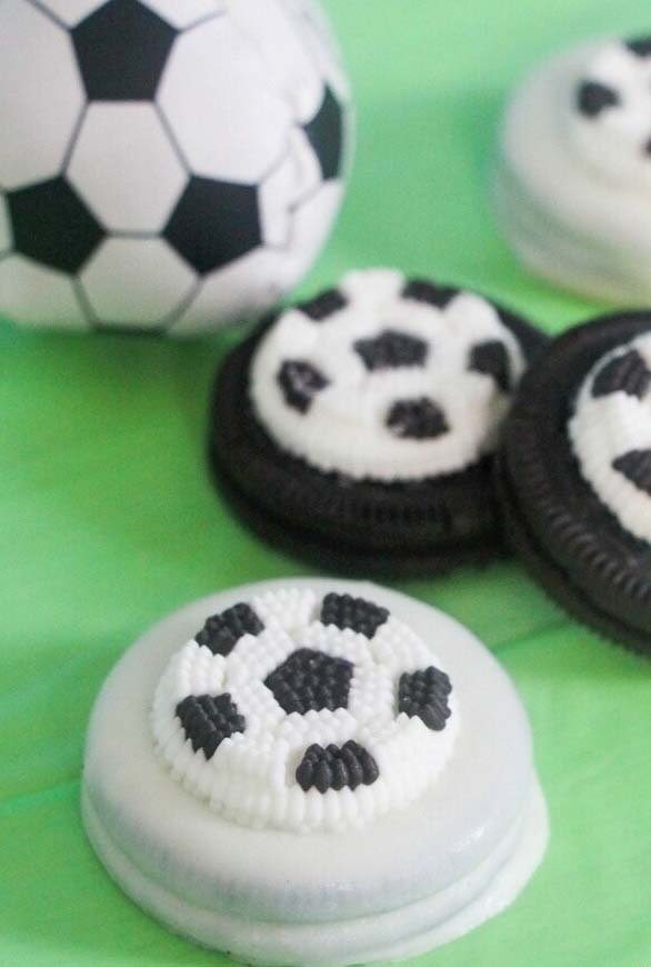bolachinhas confeitadas em formato de bolas de futebol