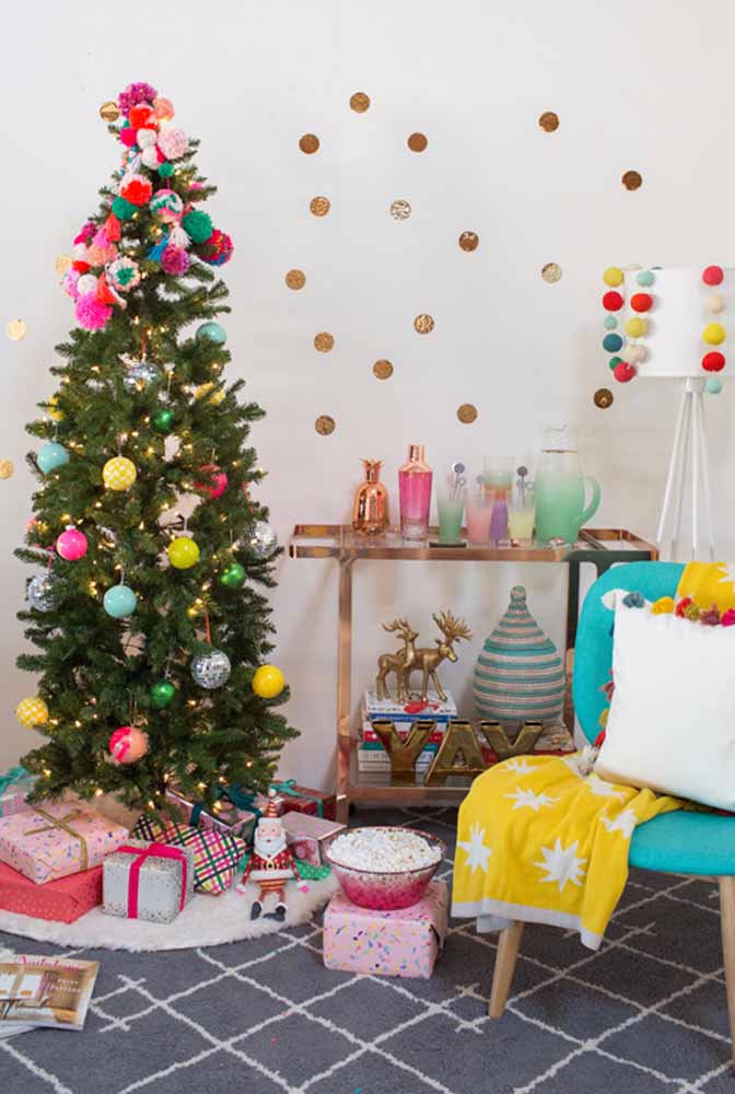 Brinque com enfeites coloridos na hora de fazer a decoração de natal