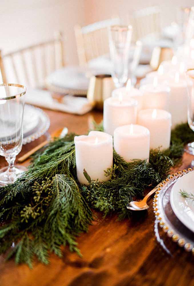 Quer fazer uma decoração simples no centro de mesa? Coloque folhas de pinheiro e velas