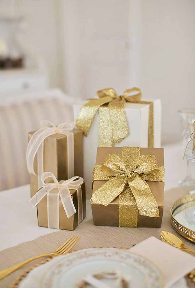 Enfeite as caixas de presentes com laços luxuosos