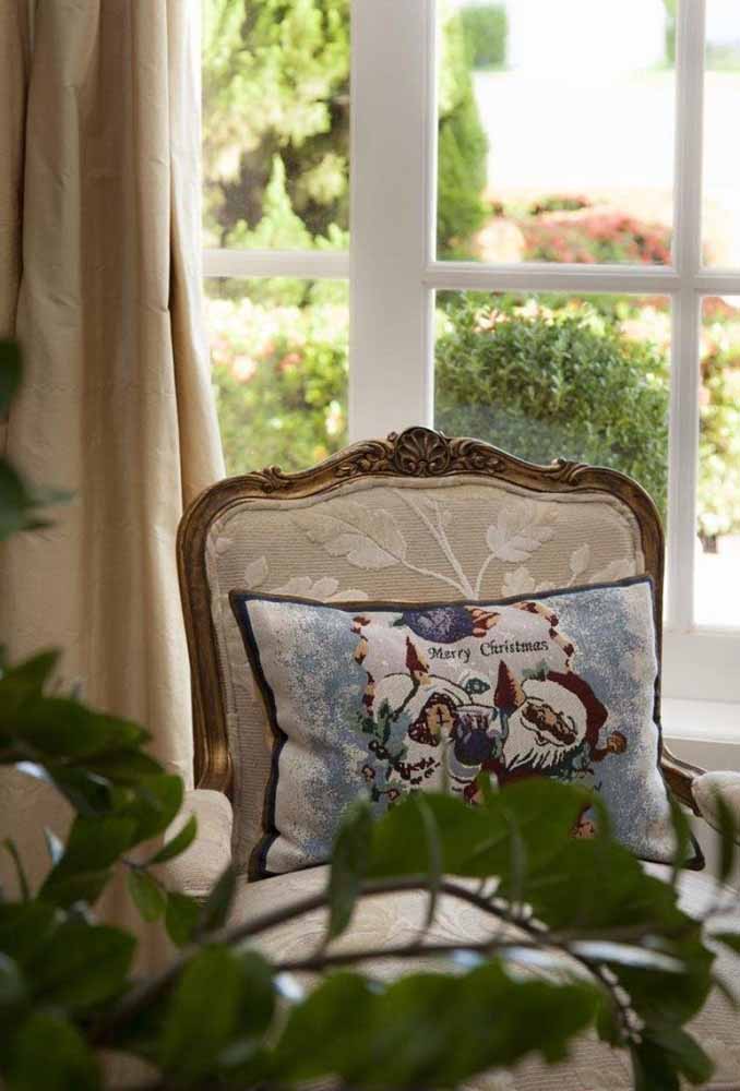 Coloque almofadas com desenhos do natal para decorar a casa e deixar seus convidados sempre confortáveis