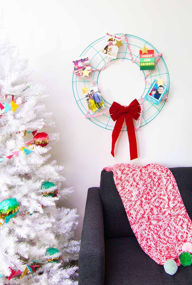 Ao invés de colocar os cartões de natal na árvore, faça um arco diferente e pendure nele