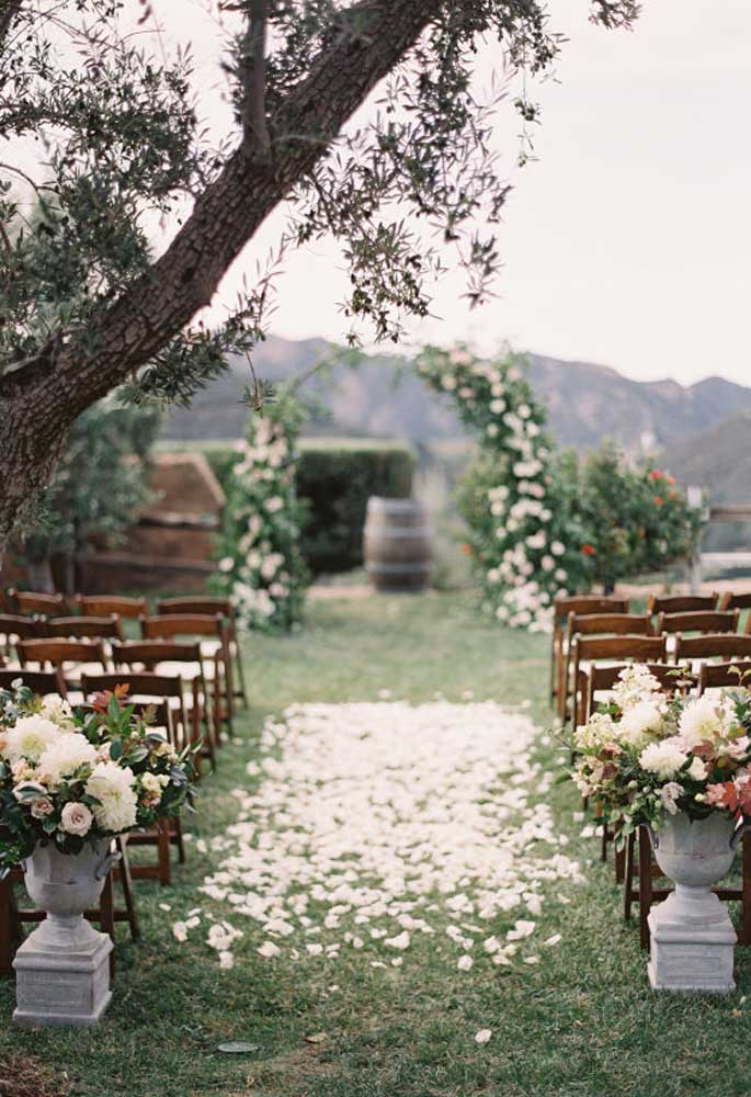 No casamento rústico, a cerimônia feita ao ar livre é mais charmosa, principalmente, porque dá para usar e abusar de arranjos florais.