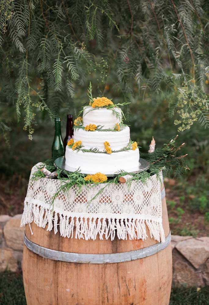 Que tal usar um camburão de madeira como mesa para colocar o bolo de casamento?