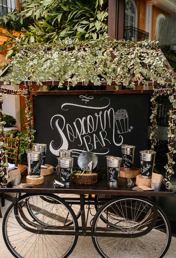 Para deixar o bar da festa com uma decoração mais rústica, prepare tudo em cima de um balcão feito de madeira com rodas de bicicleta.