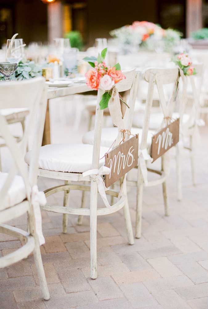 Os noivos devem ter as cadeiras reservadas só para eles na hora de jantar com os convidados.