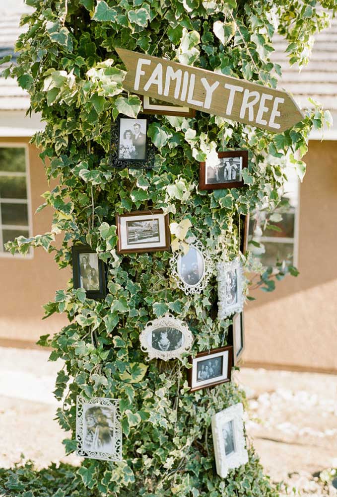 Que tal preparar a árvore da família dos noivos? Faça uma árvore artificial e pendure alguns quadros com fotos dos principais parentes da noiva e do noivo.