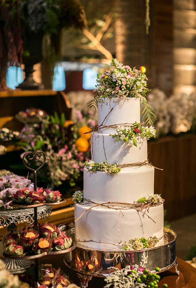 O bolo de casamento fica mais bonito se for de andares. Mas no estilo rústico, decore apenas com flores.