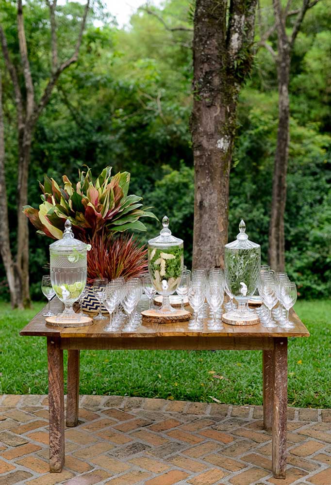 Use uma mesa antiga para colocar as bebidas refrescantes para os convidados se servirem.