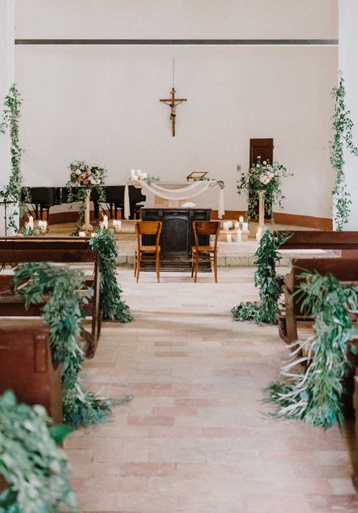 Ao invés de usar arranjos de flores, você pode apenas decorar a igreja com folhas.