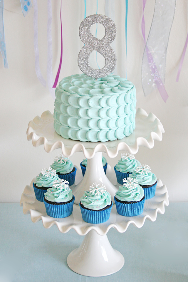 gâteau glace bleu et cupcakes 