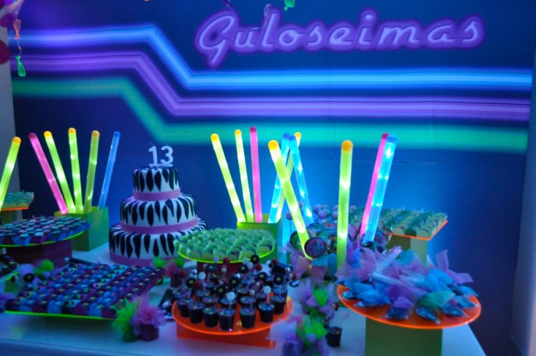 Festa de 15 anos neon: 60+ inspirações e ideias modernas para decorar