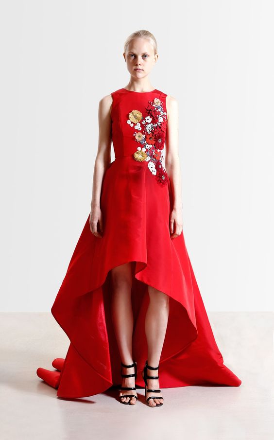 vestido longo com cauda atras