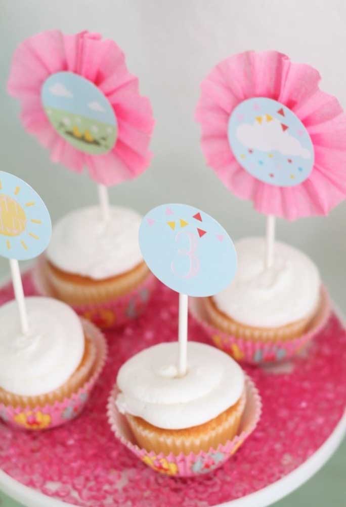 Como decorar o cupcake? Você pode fazer algo bem simples como preparar uma decoração feita de papel.