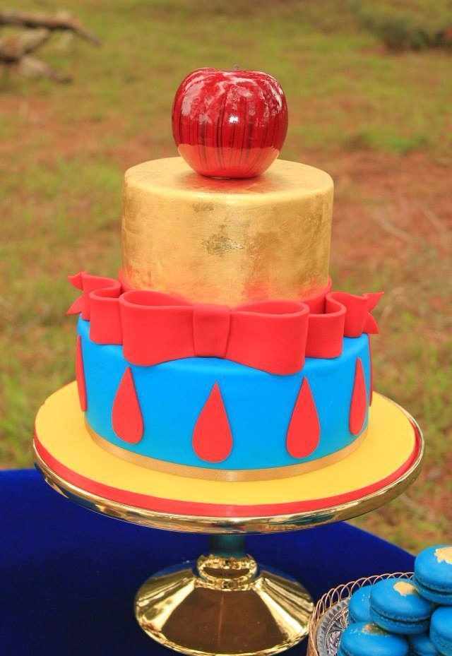 Branca de Neve passando no seu feed. Bolo lindo para a princesa Antonella,  todo em chantininho #chantininho #princesscake