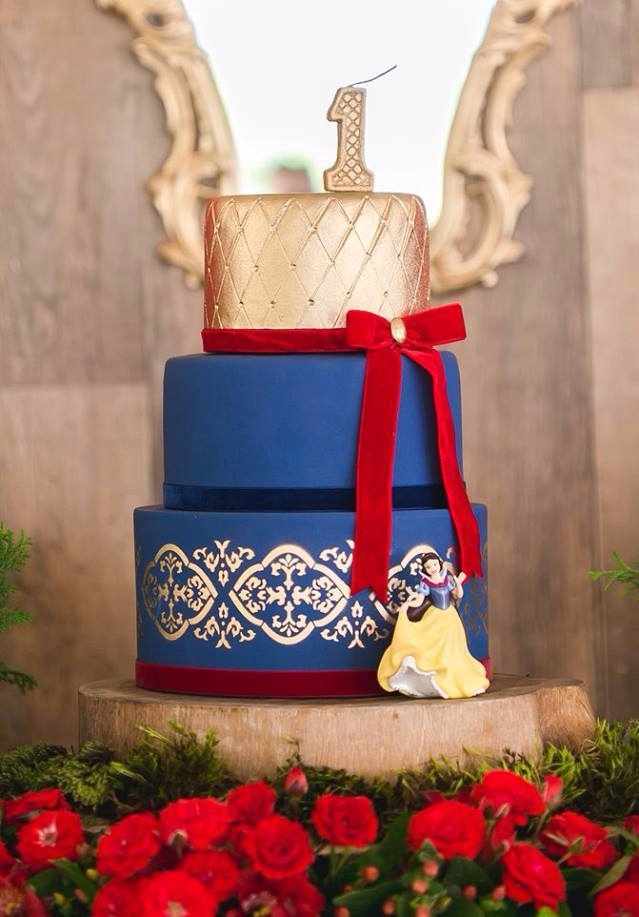 Branca de Neve passando no seu feed. Bolo lindo para a princesa Antonella,  todo em chantininho #chantininho #princesscake