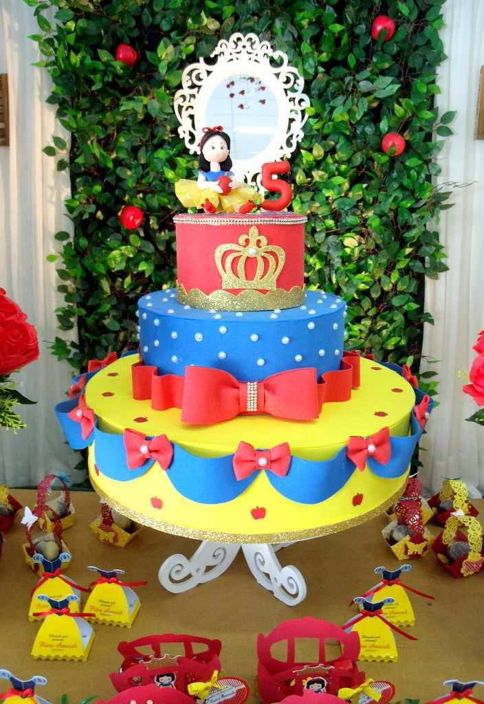 Branca de Neve passando no seu feed. Bolo lindo para a princesa Antonella,  todo em chantininho #chantininho #princesscake