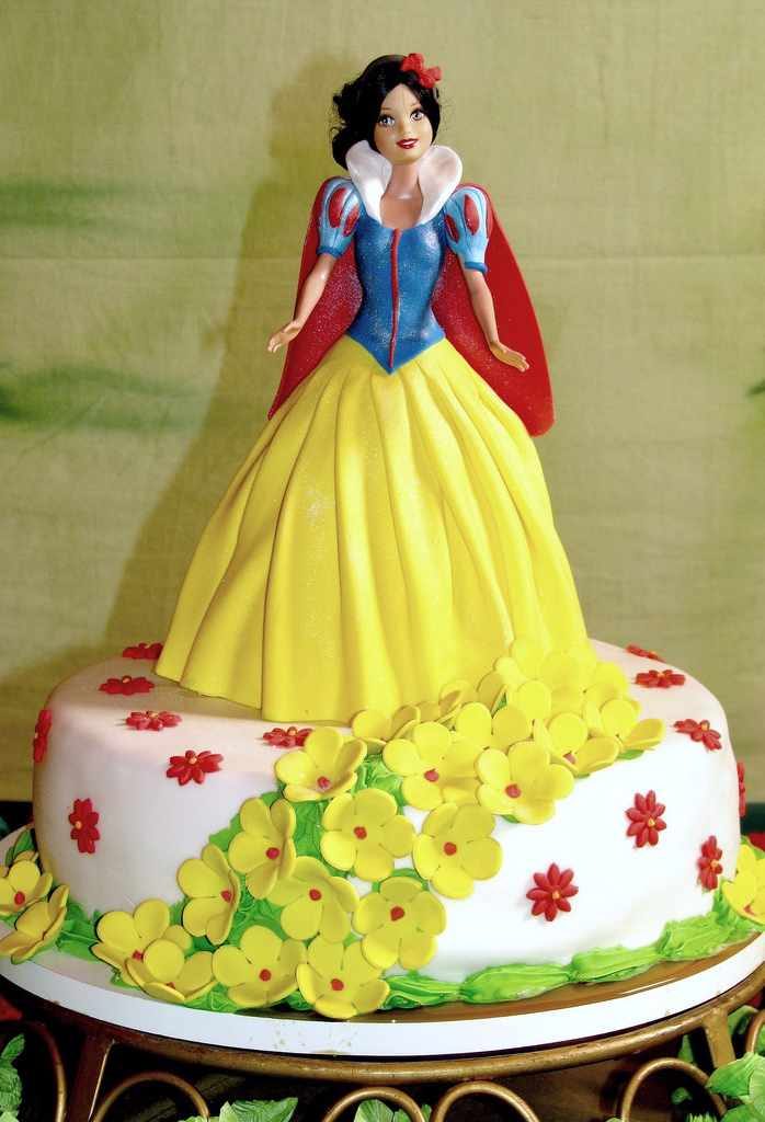 Branca de Neve passando no seu feed. Bolo lindo para a princesa Antonella,  todo em chantininho #chantininho #princesscake