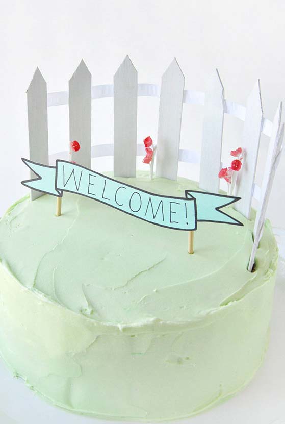 E para decorar o bolo, uma cerquinha branca feita com palitos de picolé
