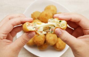 Bolinho de batata com queijo e bacon